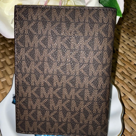 Michael Kors Signature Folding Card Case - Picture 10 of 14